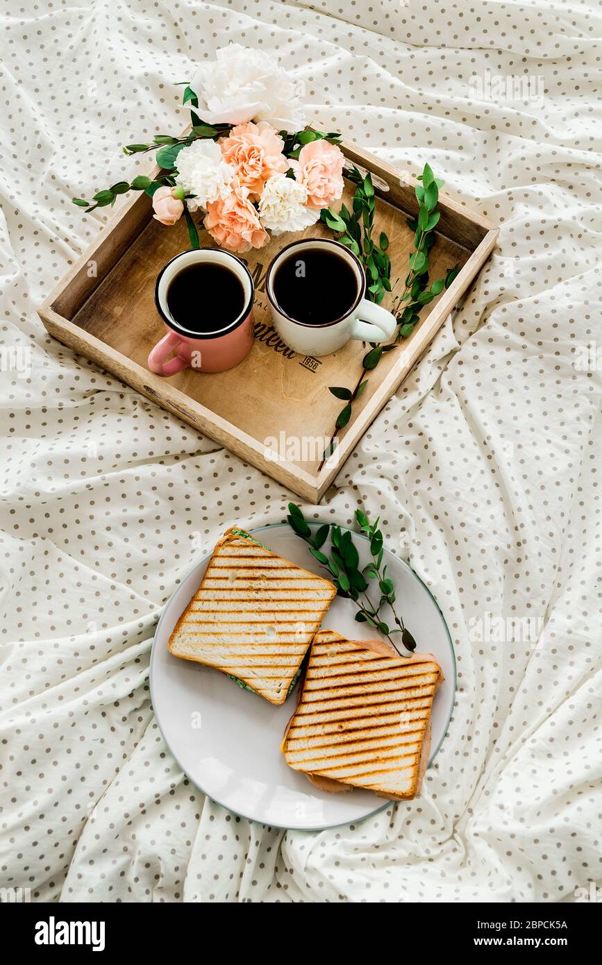 Kaffee am Morgen im Bett auf einem Tablett Stockfoto Kaffee am Morgen im Bett auf einem Tablett Stockfoto