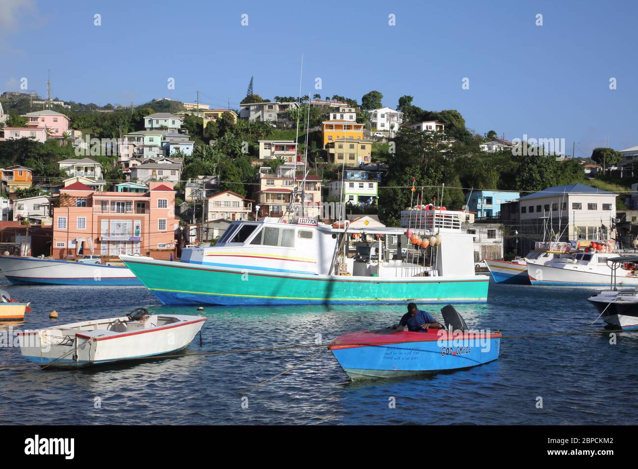 St George's Grenada Carenage Harbour man in kleinem Boot mit Angelschnur Stockfoto