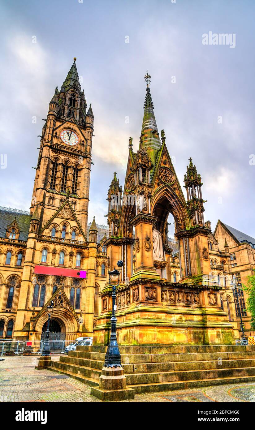Albert Memorial und Manchester Town Hall in England Stockfoto