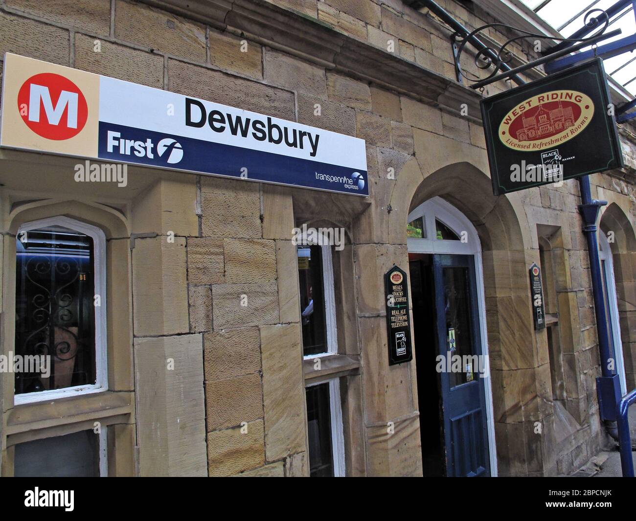 Dewsbury Railway Station, West Riding, Pub, Platform Erfrischung, West Yorkshire, England, Großbritannien Stockfoto