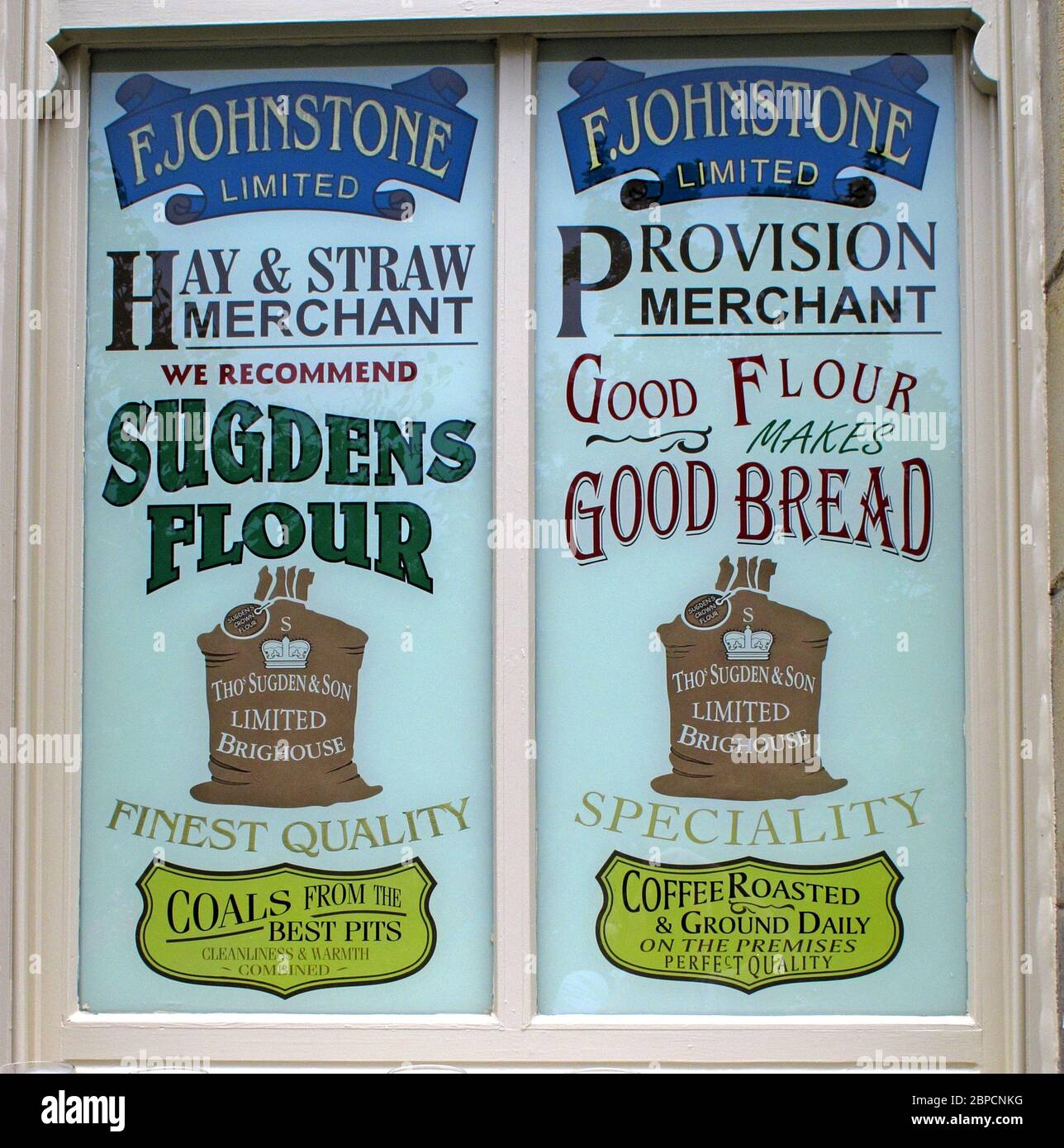 F.Johnstone Limited, Hay und Stroh Händler, Bestimmungen, empfehlen Sugdens Mehl, Brighouse, Yorkshire, England, Großbritannien, Werbung Stockfoto