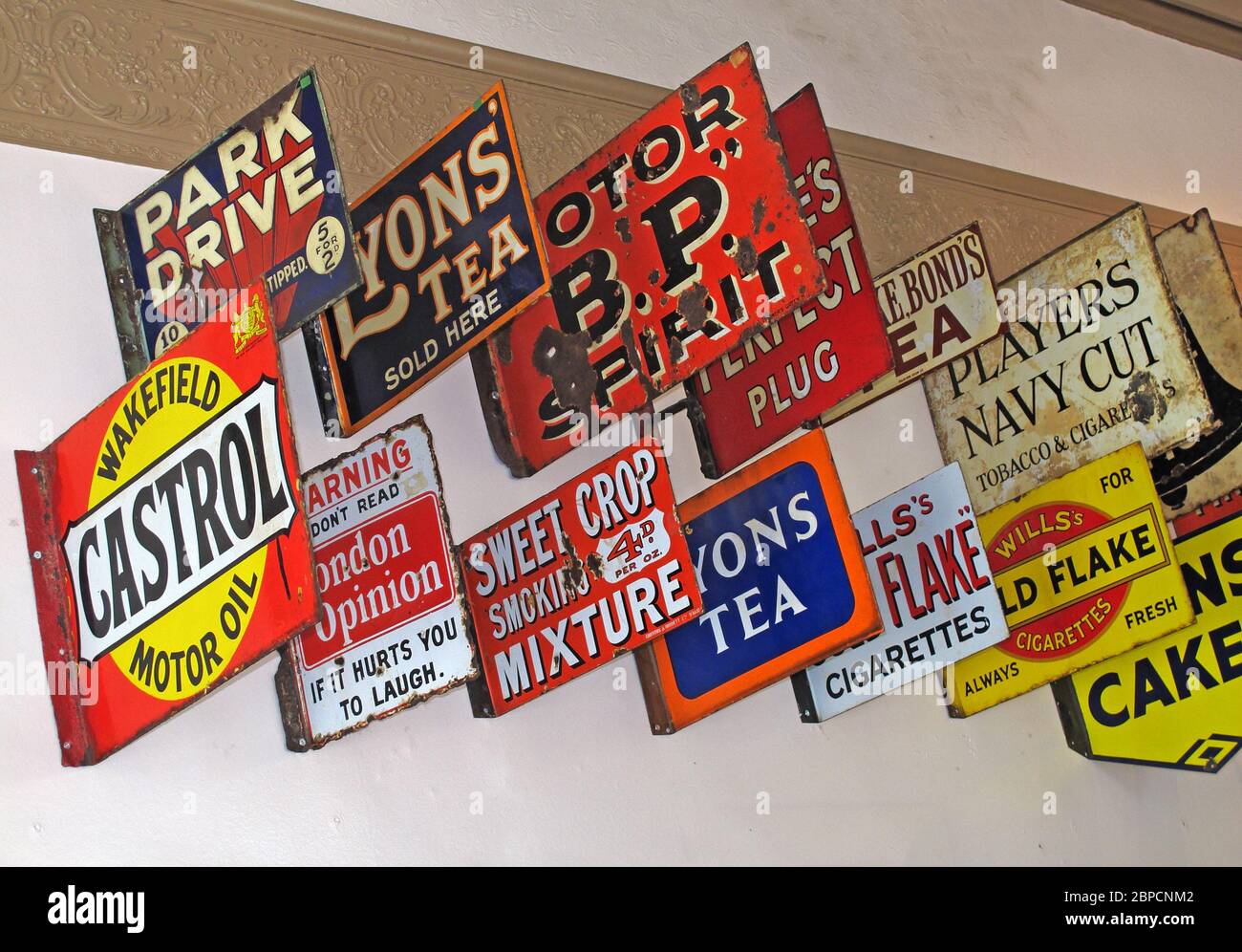 Historische Metallwerbung Schilder, Huddersfield, West Yorkshire, England, Großbritannien, Castrol, Lyon Tee, BP, Park Drive, Gold Flake, Park Drive Stockfoto