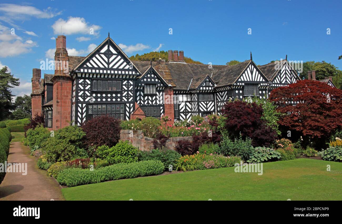 Speke Hall, Tudor NT Property, Gebäude an einem sonnigen Sommertag, The Walk, Speke, Liverpool, Merseyside, ENGLAND, GROSSBRITANNIEN, L24 1XD Stockfoto