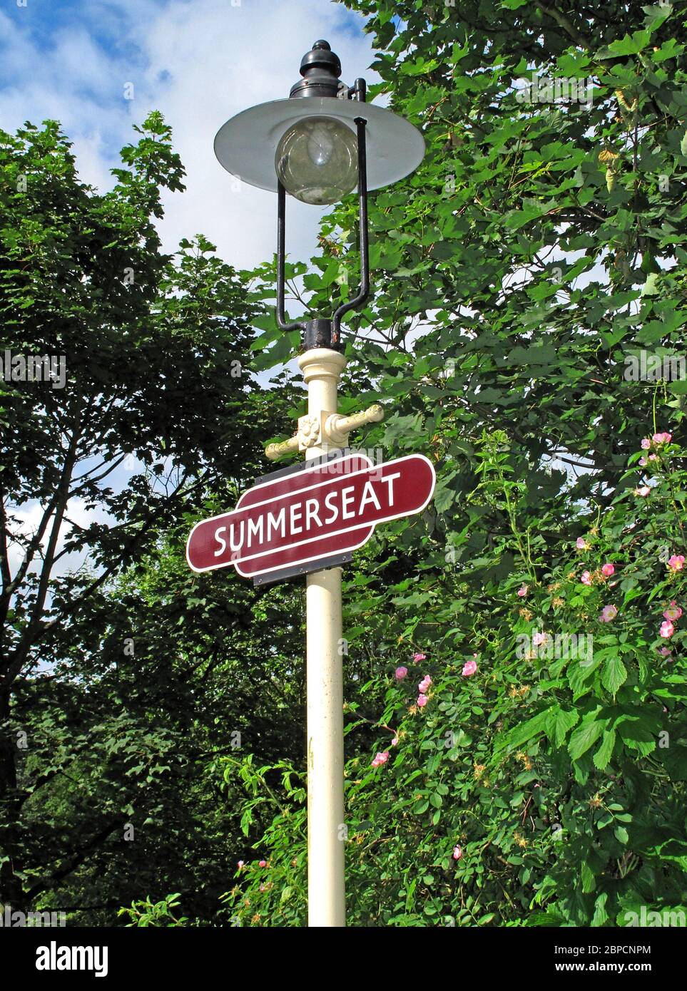 Summerseat Station Schild auf einer Lampe, Lancashire, England, Großbritannien Stockfoto