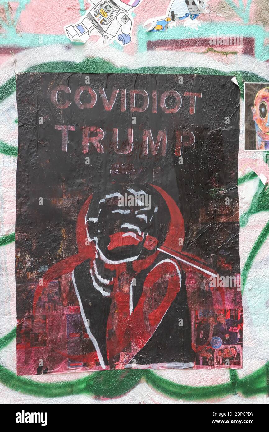 Collage, die Präsident Donald Trump kritisiert, ist an einer Wand auf Manhattan Island in New York City in den Vereinigten Staaten zu sehen. New York City ist das Epizentrum der Coronavirus-Pandemie (COVID-19). Quelle: Brasilien Foto Presse/Alamy Live News Stockfoto