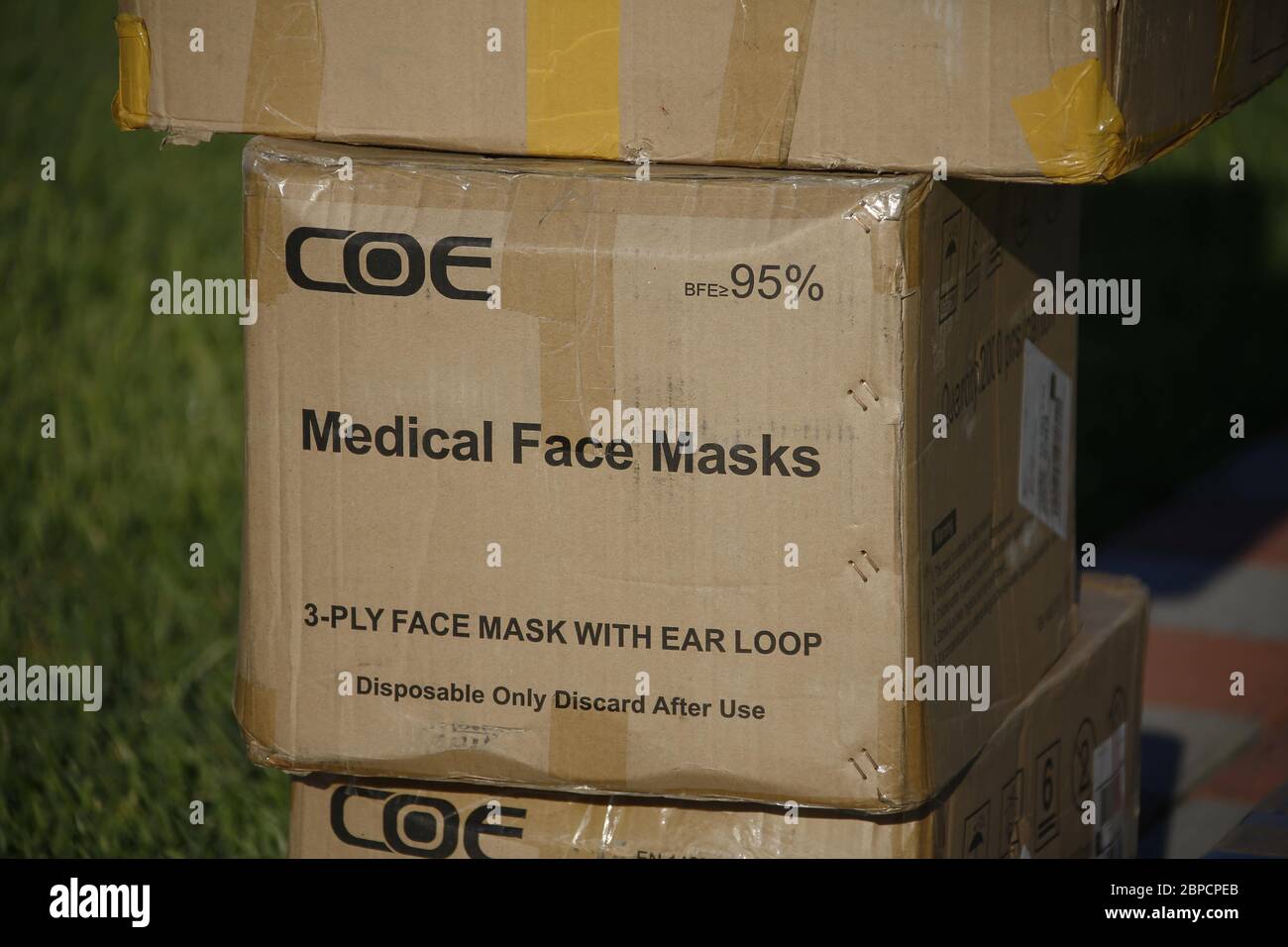 (200518) -- HOUSTON (USA), 18. Mai 2020 (Xinhua) -- das am 18. Mai 2020 aufgenommene Foto zeigt die Spende von Gesichtsmasken an HCA Houston Healthcare West in Houston, Texas, USA. Persönliche Schutzausrüstung (PSA) aus China wurde am Montag an Krankenhäuser und Gesundheitszentren im US-Bundesstaat Texas gespendet. Organisiert von International Leadership of Texas (ILTexas), einer kostenlosen öffentlichen Charterschule mit vielen Standorten in ganz Texas, wurde die Spende mit dem Fonds erworben, der von den Schülern der Schwesterschulen von IL Texas in China gesammelt wurde. (Foto von Chengyue Lao/Xinhua) Stockfoto