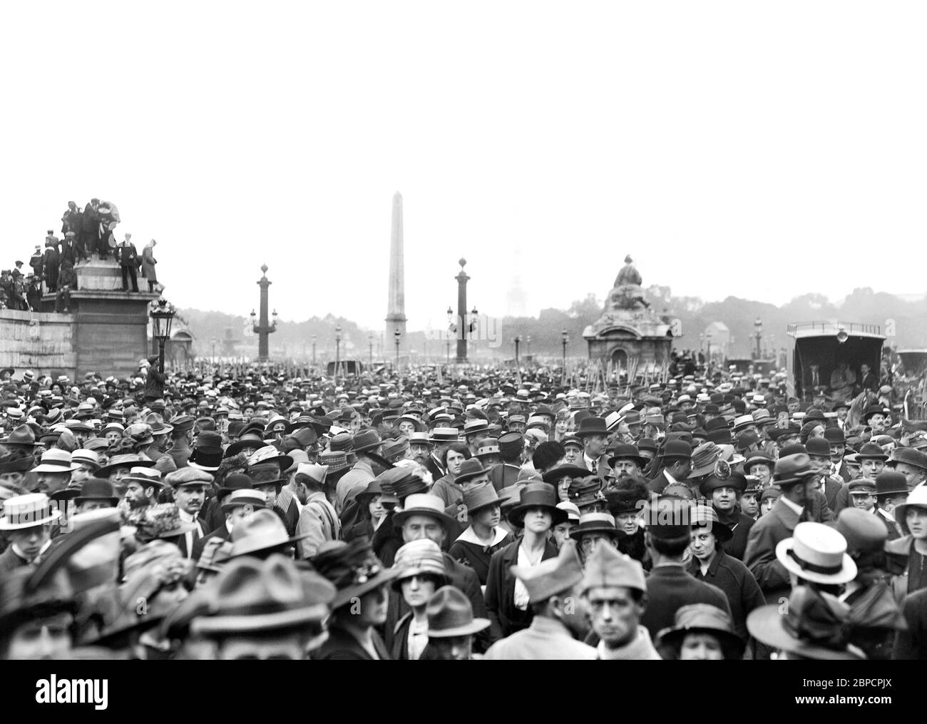 Die Menge versammelten sich, um die amerikanischen Truppen in Parade zum amerikanischen Unabhängigkeitstag, Place de la Concorde, Paris, Frankreich, Lewis Wickes Hine, amerikanische nationale Rotkreuz-Fotothek, 4. Juli 1918 zu sehen Stockfoto