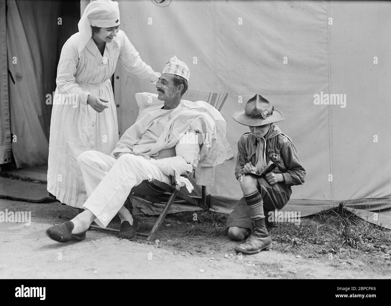 American Red Cross Nurse's Aide with Injured American Soldier and Boy Scout, American Military Hospital No. 5, Auteuil, Frankreich, Lewis Wickes Hine, American National Red Cross Photograph Collection, August 1918 Stockfoto