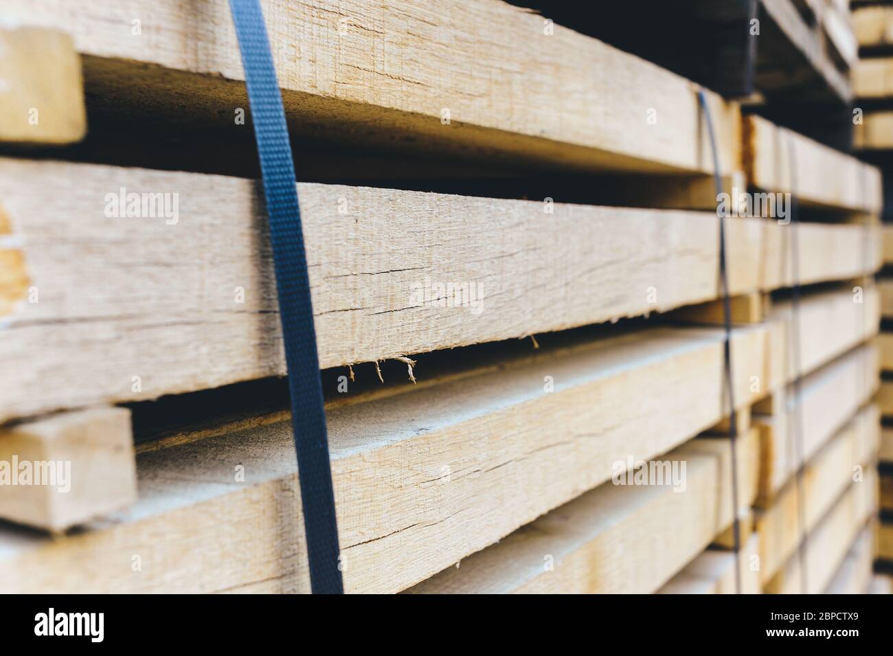 Stapel von Holzbalken. Quadratische Enden der Holzstäbe. Holz Holzbaumaterial für Hintergrund und Textur. Nahaufnahme. Stockfoto