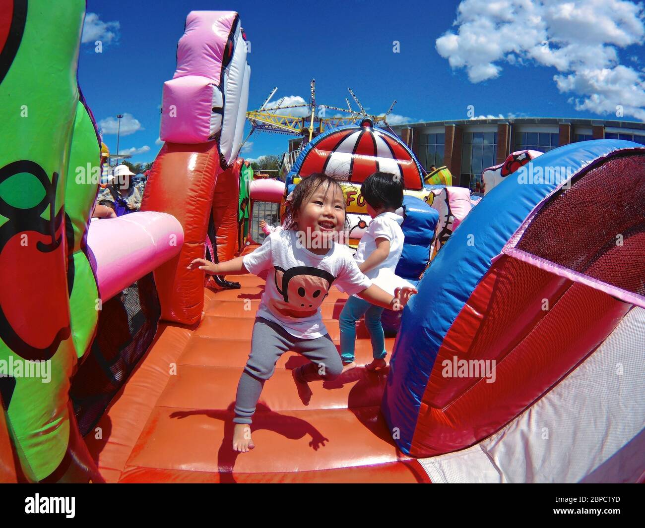 Markham, Ontario / Kanada - 24. Juni 2017: Mädchen Genießen Sie den Tag im aufgeblasenen Bounce House mit Bounce und Jump Stockfoto