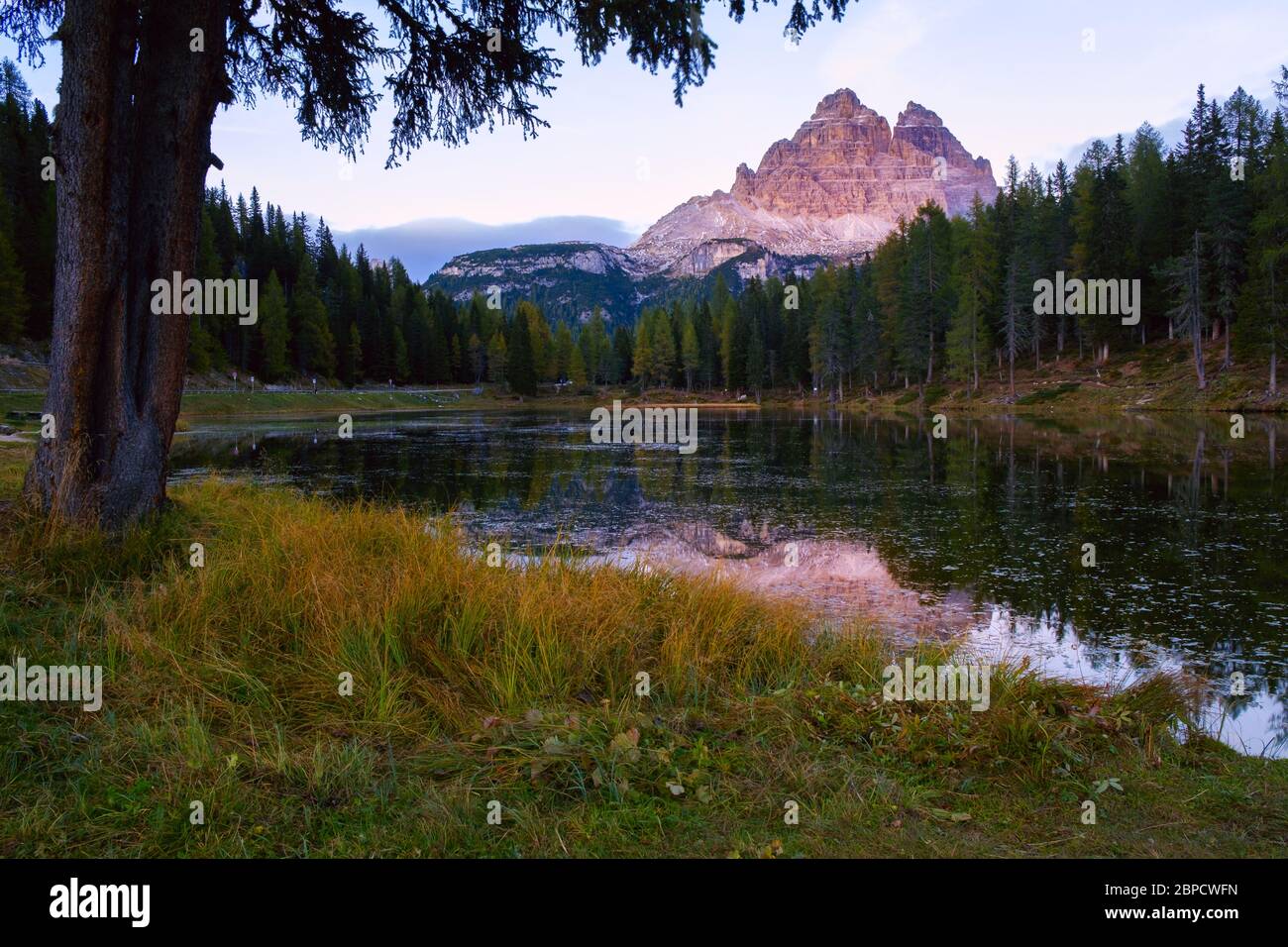Sonnenuntergangslandschaften im Antorno-See, Herbstberglandschaften in den Dolomiten, Italien. Stockfoto