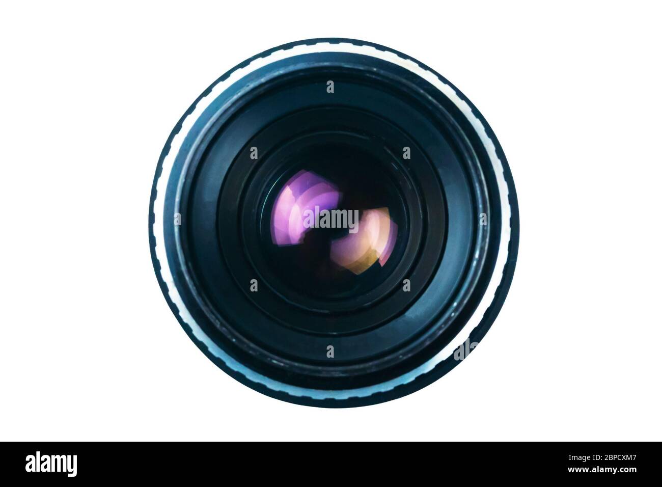 Blick in alte schwarze Potograpie-Linse mit lila Streulicht isoliert auf weißem Hintergrund Stockfoto