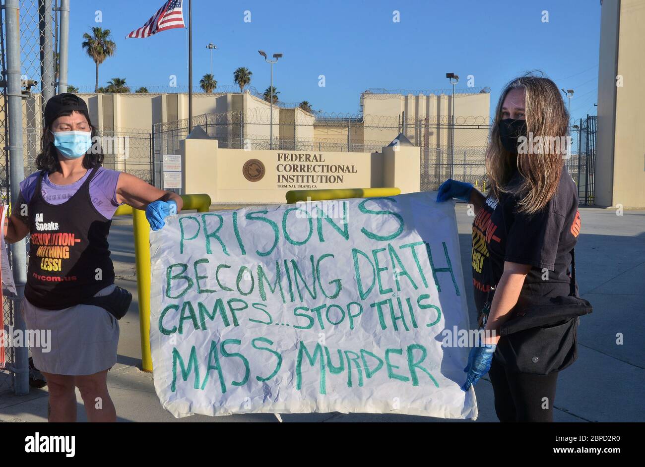 San Pedro, Vereinigte Staaten Von Amerika. Mai 2020. Eine kleine Gruppe von Aktivisten protestiert am Samstag, den 2. Mai 2020 vor der Federal Correctional Institution in San Pedro, Kalifornien. Die American Civil Liberties Union reichte am Samstag zwei Sammelklagen für Bundesgefangene in Lompoc und Terminal Island ein und behauptete, dass Beamte Coronavirus-Ausbrüche in den Einrichtungen, die insgesamt 1,775 Insassen infiziert hatten, misshandelten und 10 töteten. File Photo von Jim Ruymen/UPI Credit: UPI/Alamy Live News Stockfoto