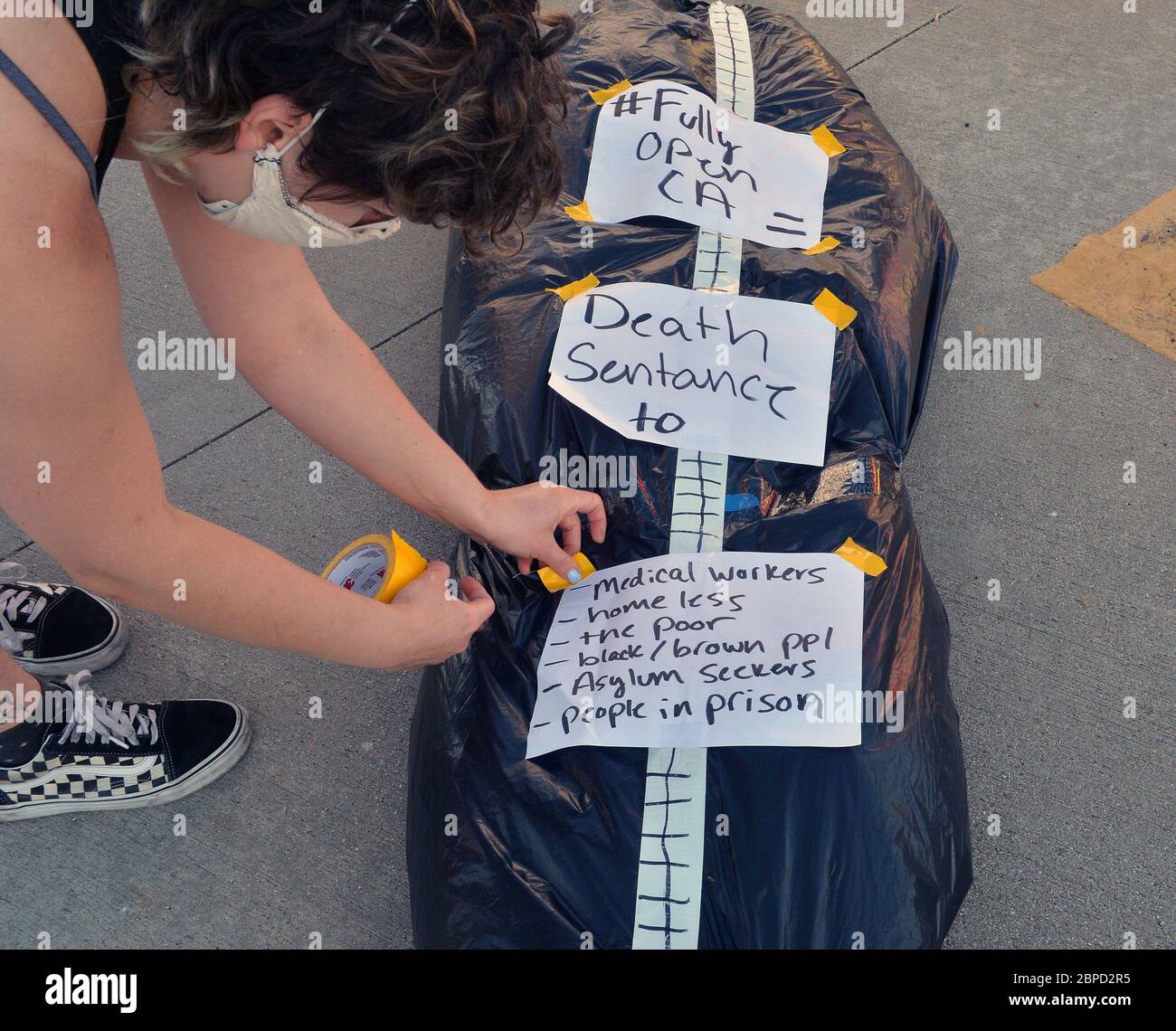 San Pedro, Vereinigte Staaten Von Amerika. Mai 2020. Eine kleine Gruppe von Aktivisten protestiert am Samstag, den 2. Mai 2020 vor der Federal Correctional Institution in San Pedro, Kalifornien. Die American Civil Liberties Union reichte am Samstag zwei Sammelklagen für Bundesgefangene in Lompoc und Terminal Island ein und behauptete, dass Beamte Coronavirus-Ausbrüche in den Einrichtungen, die insgesamt 1,775 Insassen infiziert hatten, misshandelten und 10 töteten. File Photo von Jim Ruymen/UPI Credit: UPI/Alamy Live News Stockfoto