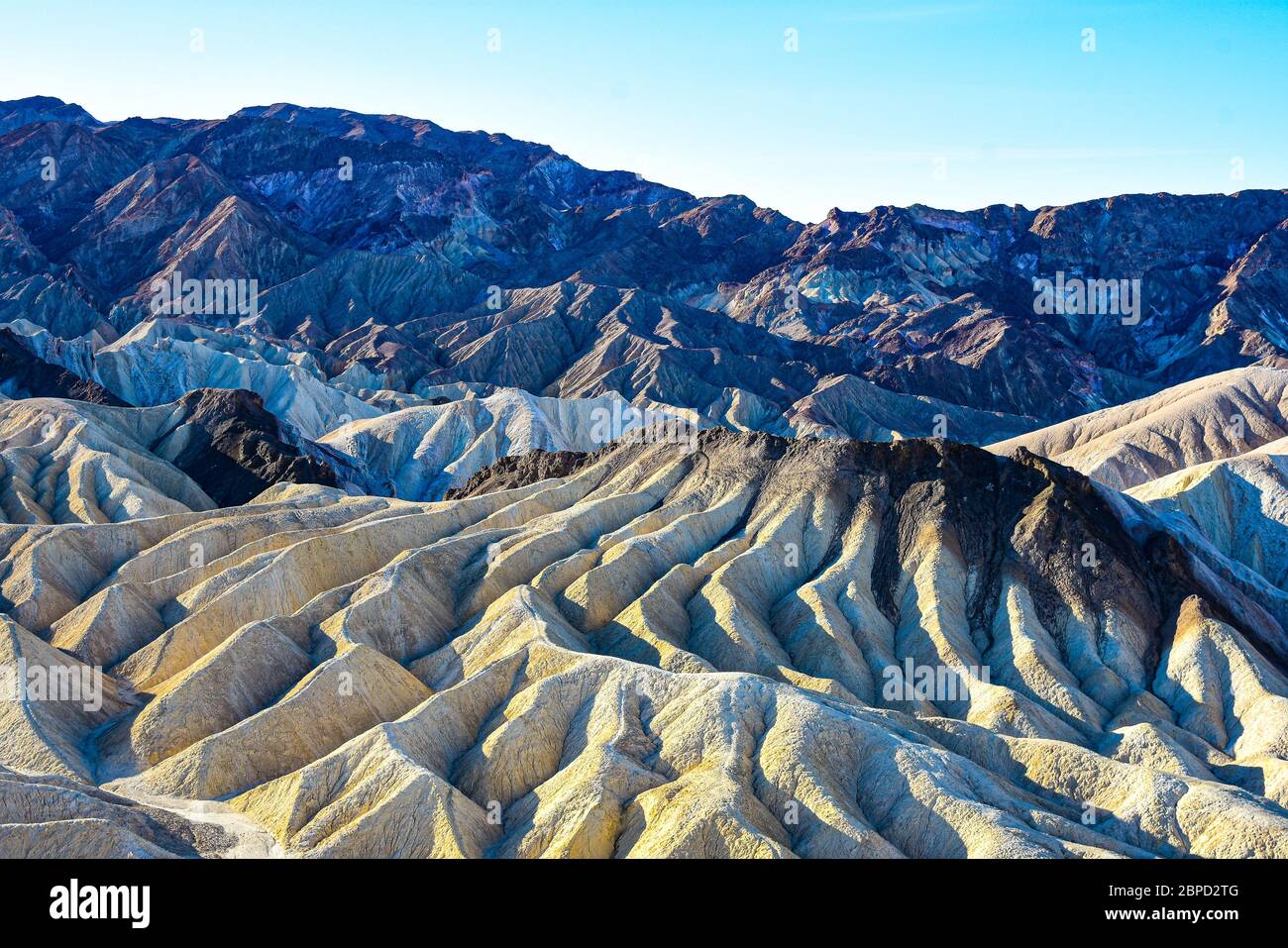 Vulkanisches Gestein und Kalksteinerosion bilden Rinnen Stockfoto