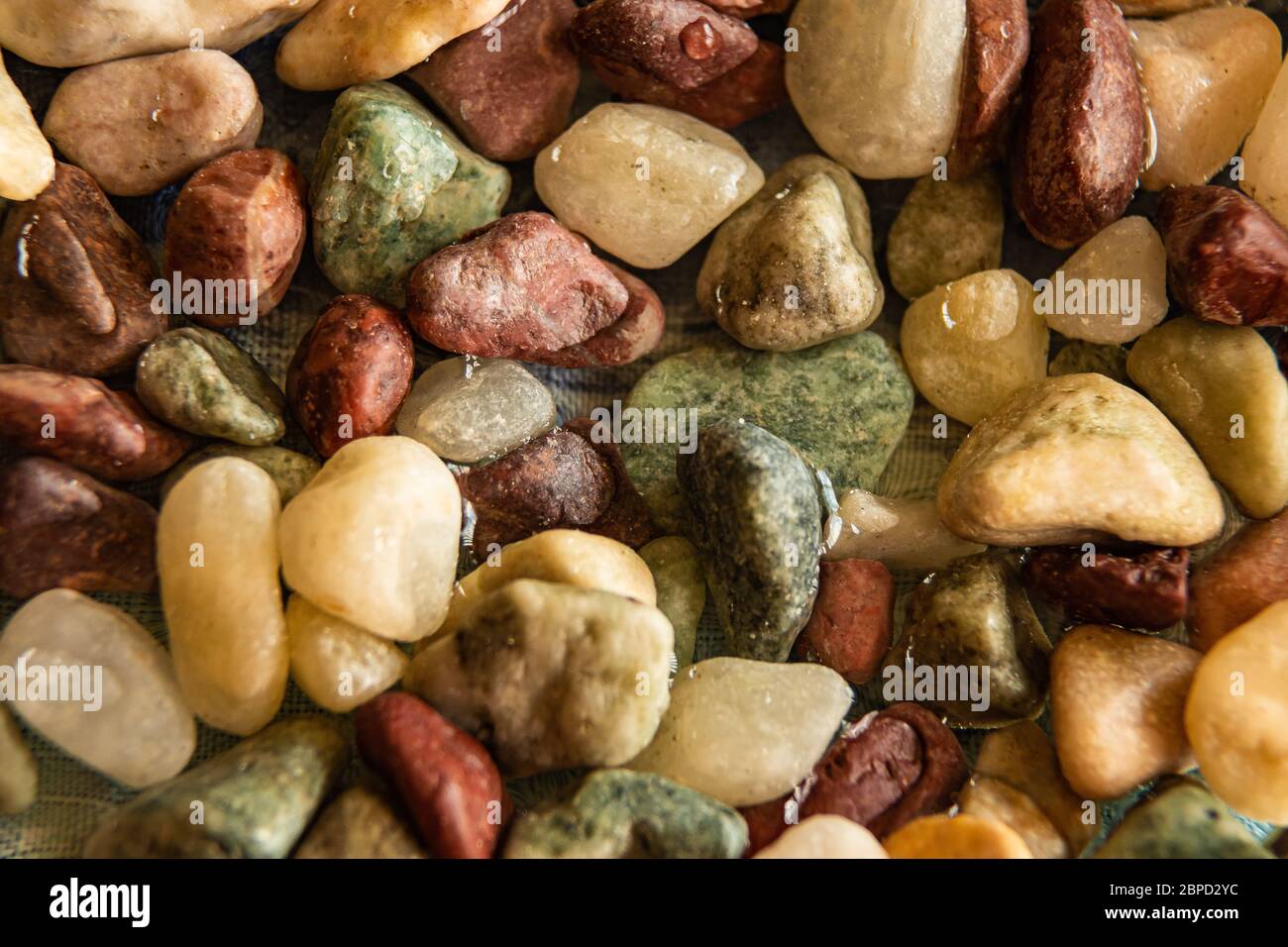 Felsen im Wasser als Hintergrund verwendet Stockfoto