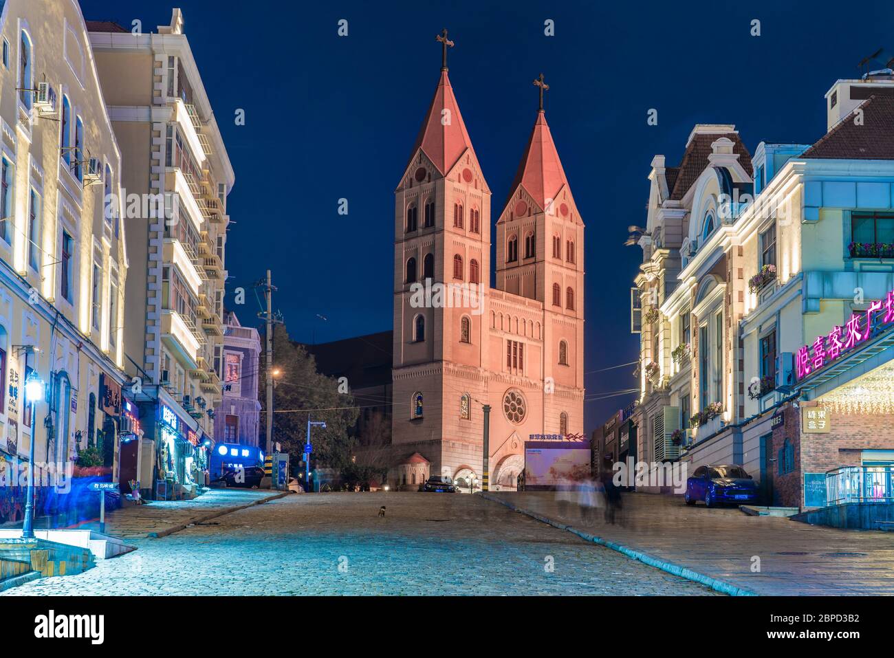 QINGDAO, CHINA - NOVEMBER 12: Dies ist eine Nacht Blick auf St. Michael's Cathedral, eine historische katholische Kirche und berühmte Wahrzeichen am 12. November 2019 in Stockfoto