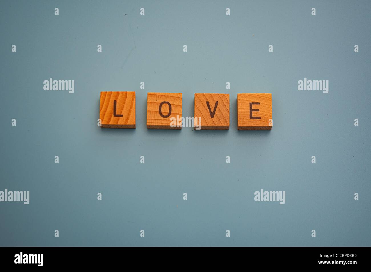 Das Wort Liebe auf blauem Hintergrund Stockfoto