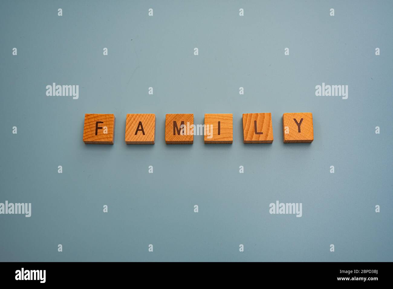 Das Wort Familie auf blauem Hintergrund Stockfoto