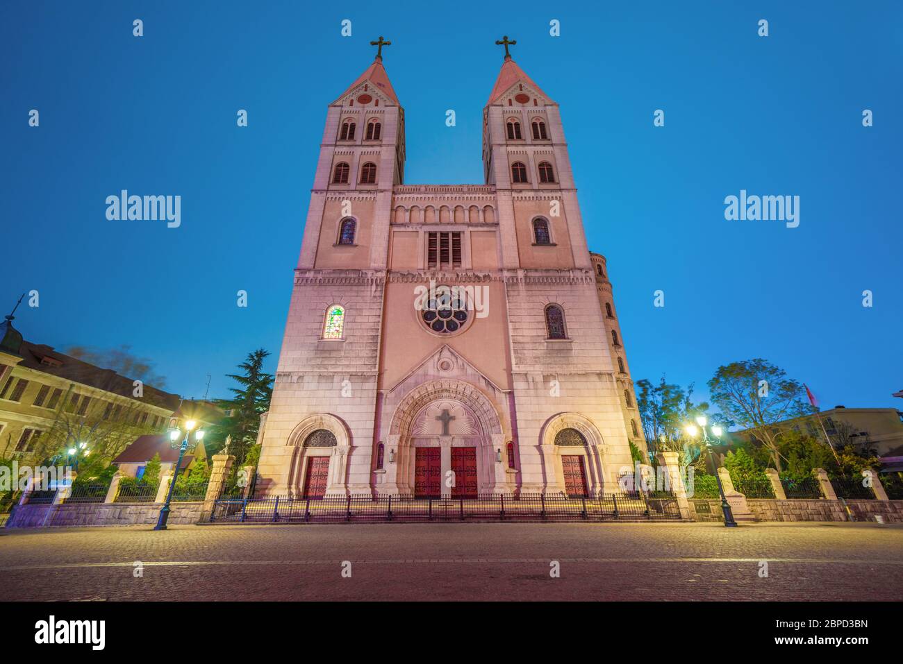 QINGDAO, CHINA - NOVEMBER 12: Dies ist eine Nacht Blick auf St. Michael's Cathedral, eine historische katholische Kirche an der Zhejiang Road am 12. November 2019 in Qi Stockfoto