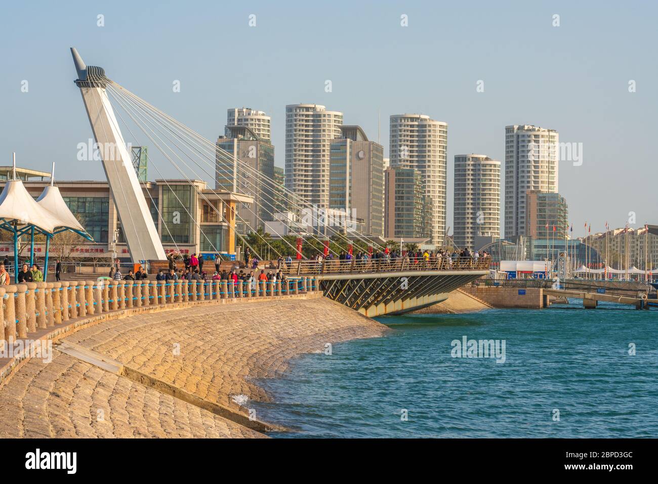 QINGDAO, CHINA - NOVEMBER 13: Moderne Seilbrücke am Ufer nahe dem Olympischen Segelzentrum am 13. November 2019 in Qingdao Stockfoto