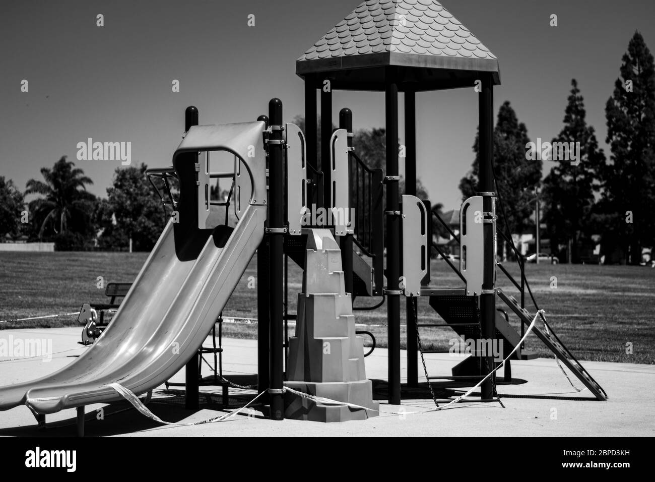 Überdachte Rutschen im geschlossenen Park zum Schutz der Kinder Stockfoto