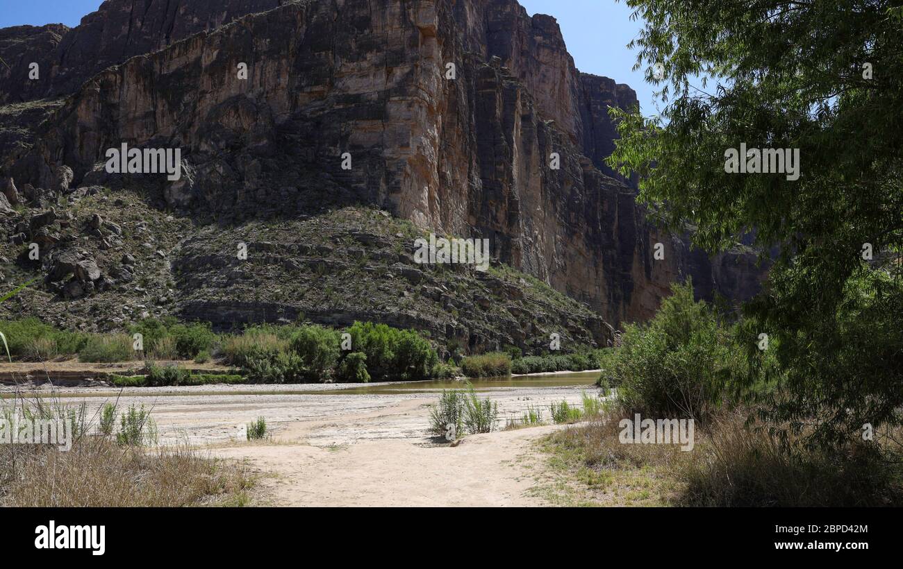 Das östliche Ende des Santa Elena Canyon liegt im Big Bend National Park. Der Canyon wurde durch Mesa de Anguila vom Rio Grande geschnitzt. Stockfoto
