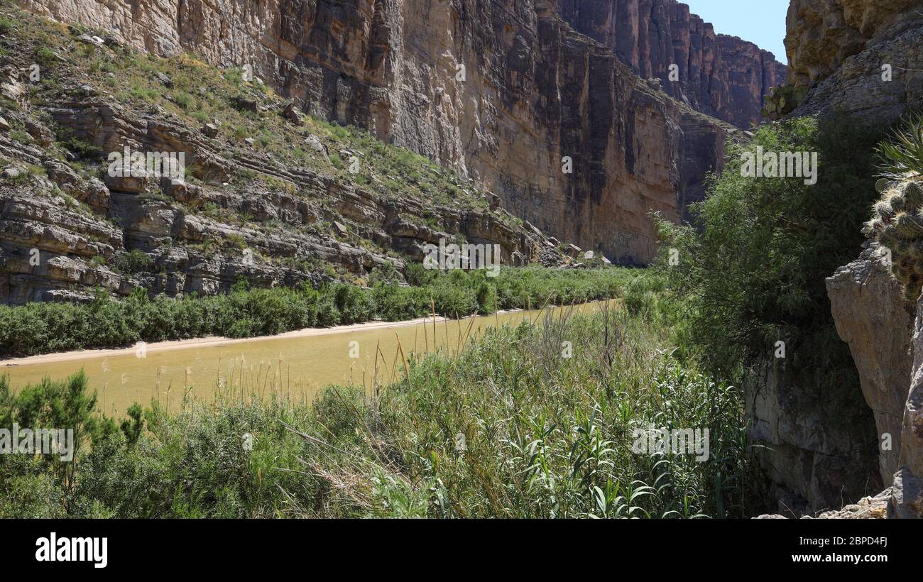 Das östliche Ende des Santa Elena Canyon liegt im Big Bend National Park. Der Canyon wurde durch Mesa de Anguila vom Rio Grande geschnitzt. Stockfoto