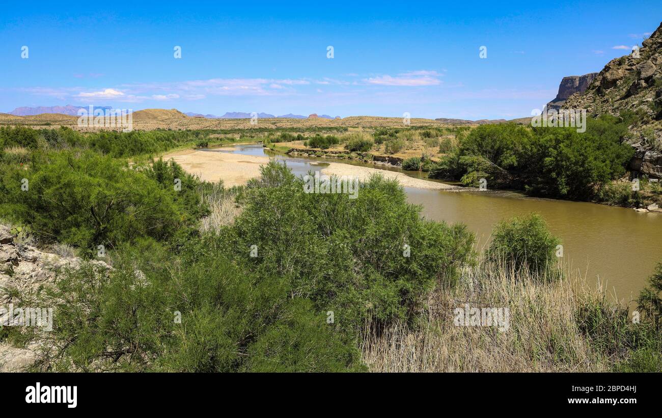 Stilles Wasser im Rio Grande am östlichen Ende des Santa Elena Canyon im Big Bend Nationalpark Stockfoto