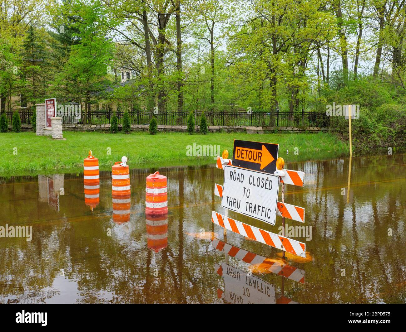 River Forest, Illinois, USA. 18. Mai 2020 Flutwasser vom des Plaines River füllen Chicago Avenue, wo es durch Thatcher Woods Forest Preserve geht. Stockfoto