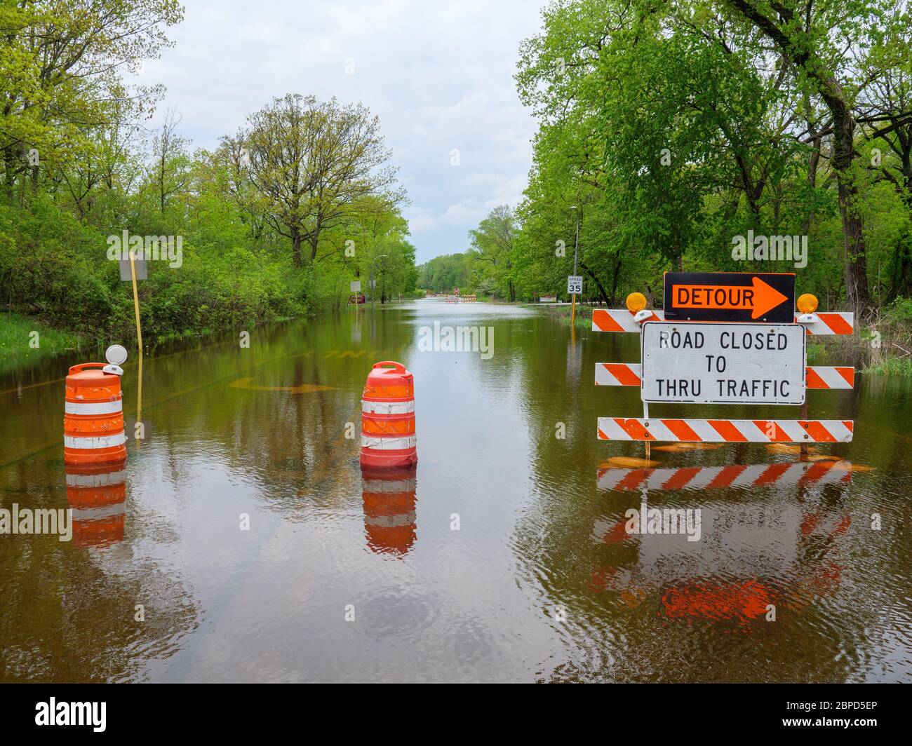 River Forest, Illinois, USA. 18. Mai 2020 Flutwasser vom des Plaines River füllen Chicago Avenue, wo es durch Thatcher Woods Forest Preserve geht. Stockfoto