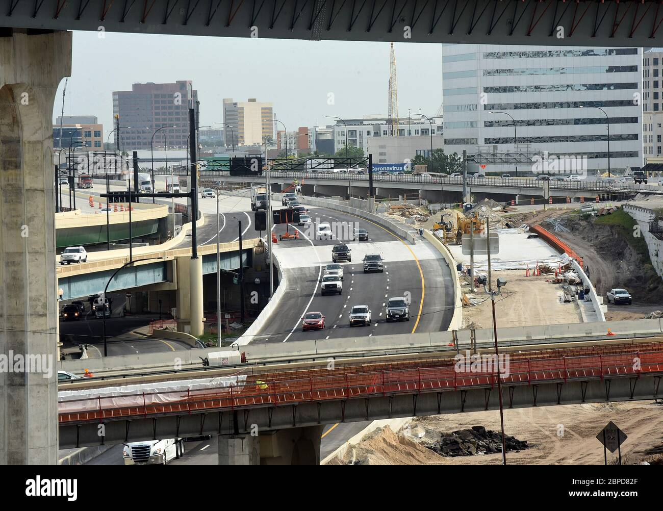 18. Mai 2020 - Orlando, Florida, Vereinigte Staaten - Straßenbau wird in der Innenstadt von Orlando am 18. Mai 2020 vor einer Pressekonferenz von Florida Gov gesehen. Ron DeSantis an der neu fertiggestellten I-4 und State Road 408 Kreuzung, die heute Abend für den Verkehr geöffnet wird. DeSantis erklärte, dass die Fortschritte beim 21-Meilen-I-4 Ultimate Projekt auf seine Anweisung beschleunigt wurden, da der Verkehr während der Coronavirus-Krise zurückging. (Paul Hennessy/Alamy) Stockfoto