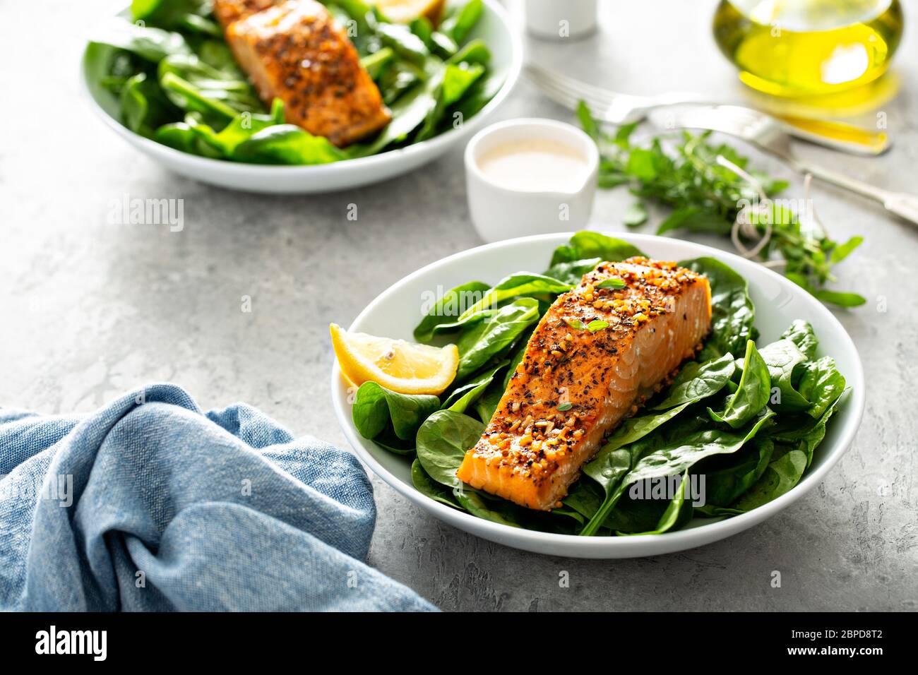 Zedernholz-Planke gebratener Lachs mit Spinat Stockfoto