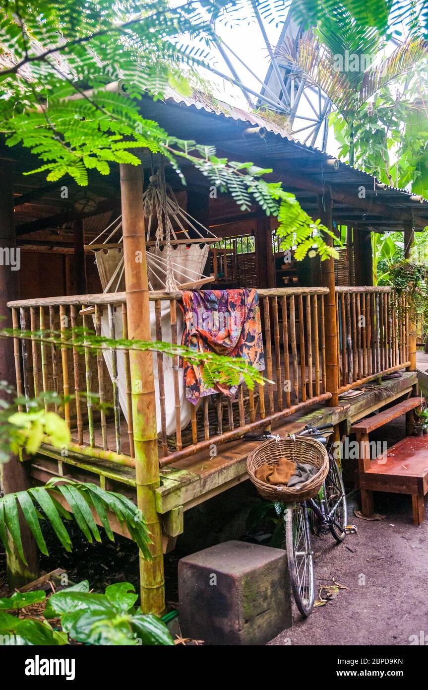 Das malaysische Haus, ein traditionelles Haus aus Sabah, Borneo Kampong im Regenwald Biom von Eden Project in Cornwall, Großbritannien Stockfoto