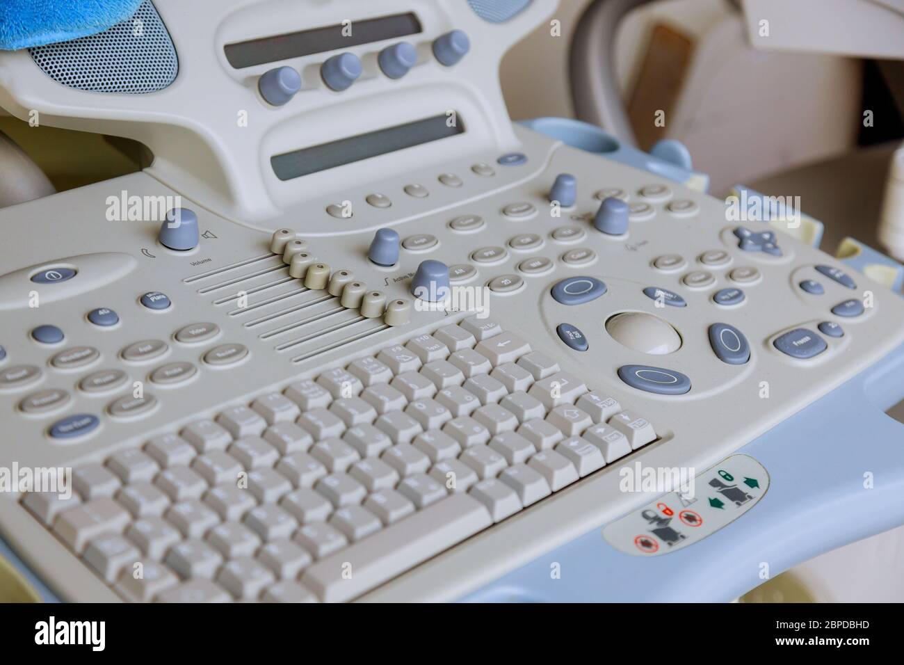 Medizinische Ultraschall in Maschine mit modernen medizinischen Geräten im Lager bereit, verkauft werden Stockfoto