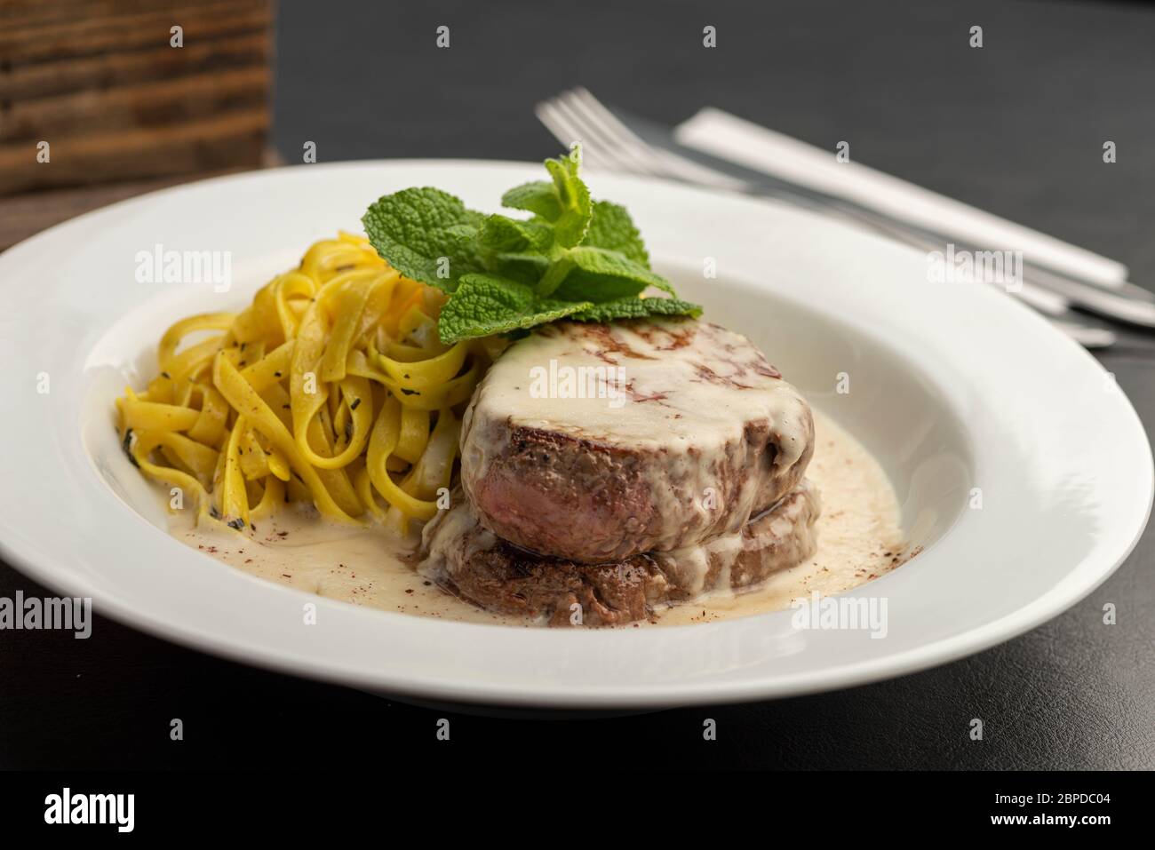 Teller mit Steak Filet mit fettuccine Pasta und Pfeffersauce Stockfoto