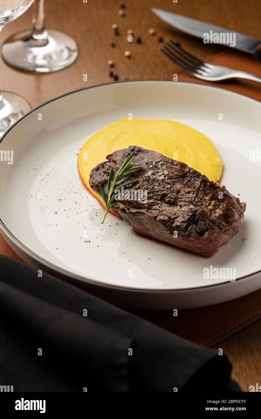 Rock Steak mit Kartoffelpüree auf Porzellan feines Abendessen Stockfoto