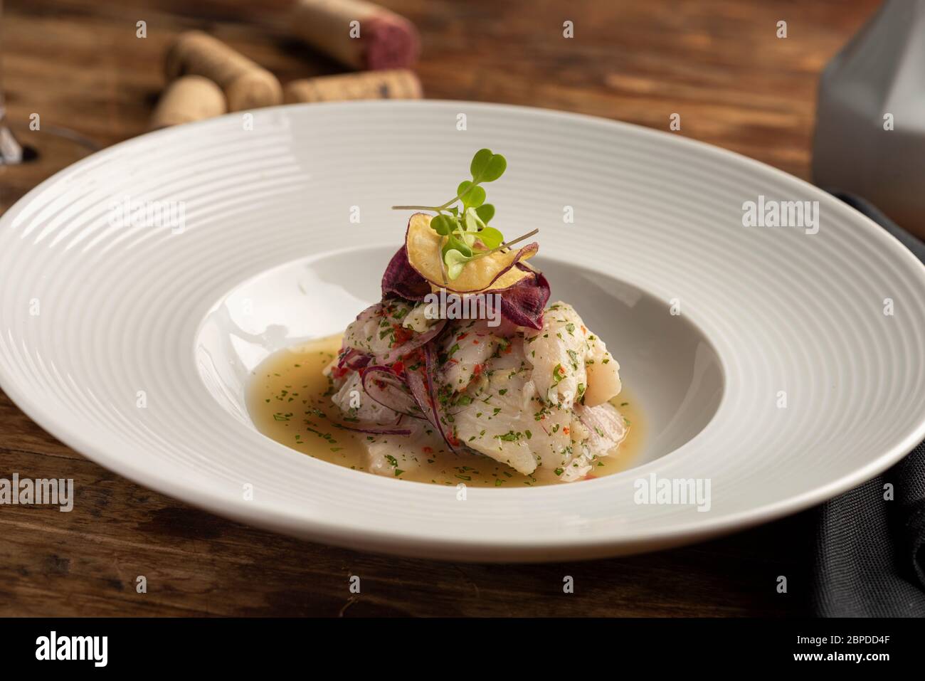 Fisch Meeresfrüchte Ceviche cebiche auf einem Holztisch und Weinglas und Korken, typisches Gericht aus Peru. Stockfoto