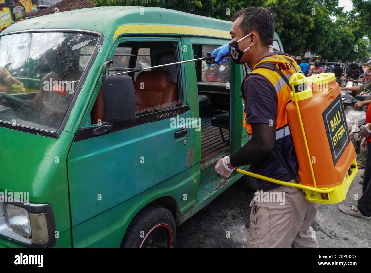 Gianyar, Bali, Indonesien. Mai 2020. Ein freiwilliger Mann sprüht Desinfektionsmittel in Richtung eines öffentlichen Verkehrswagens. Die Task Force bildet die traditionellen Markthändler von Sukawati aus dem Covid-19 Coronavirus Gesundheitsprotokoll in Gianyar, Bali, Indonesien. Kredit: Dicky Bisinglasi/ZUMA Wire/Alamy Live News Stockfoto