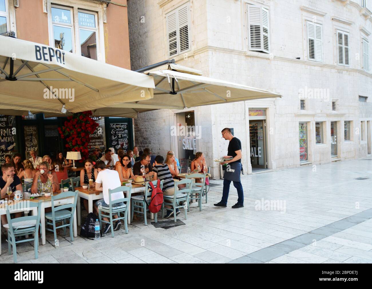 Lebendige Cafés Bars und Restaurants in Split Diokletians Palast. Stockfoto