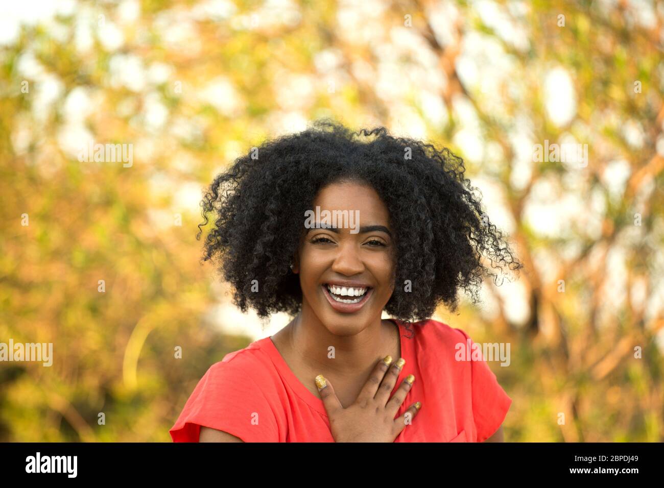 Gerne zuversichtlich African American woman smiling außerhalb. Stockfoto