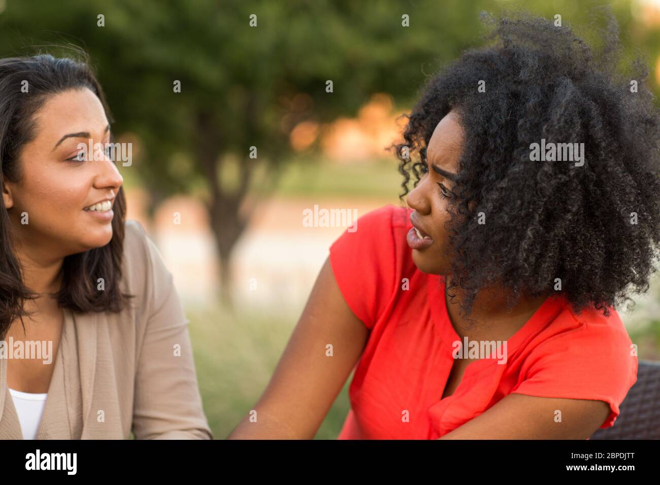 Heterogene Gruppe von Freunden reden und lachen. Stockfoto