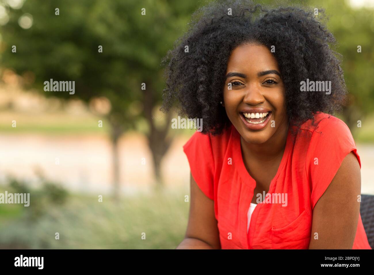 Gerne zuversichtlich African American woman smiling außerhalb. Stockfoto