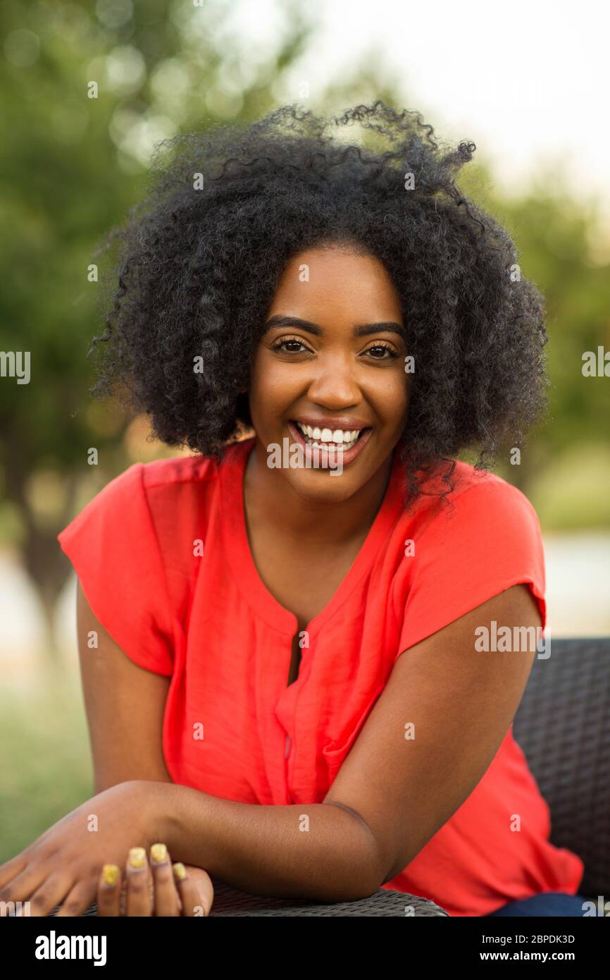 Gerne zuversichtlich African American woman smiling außerhalb. Stockfoto