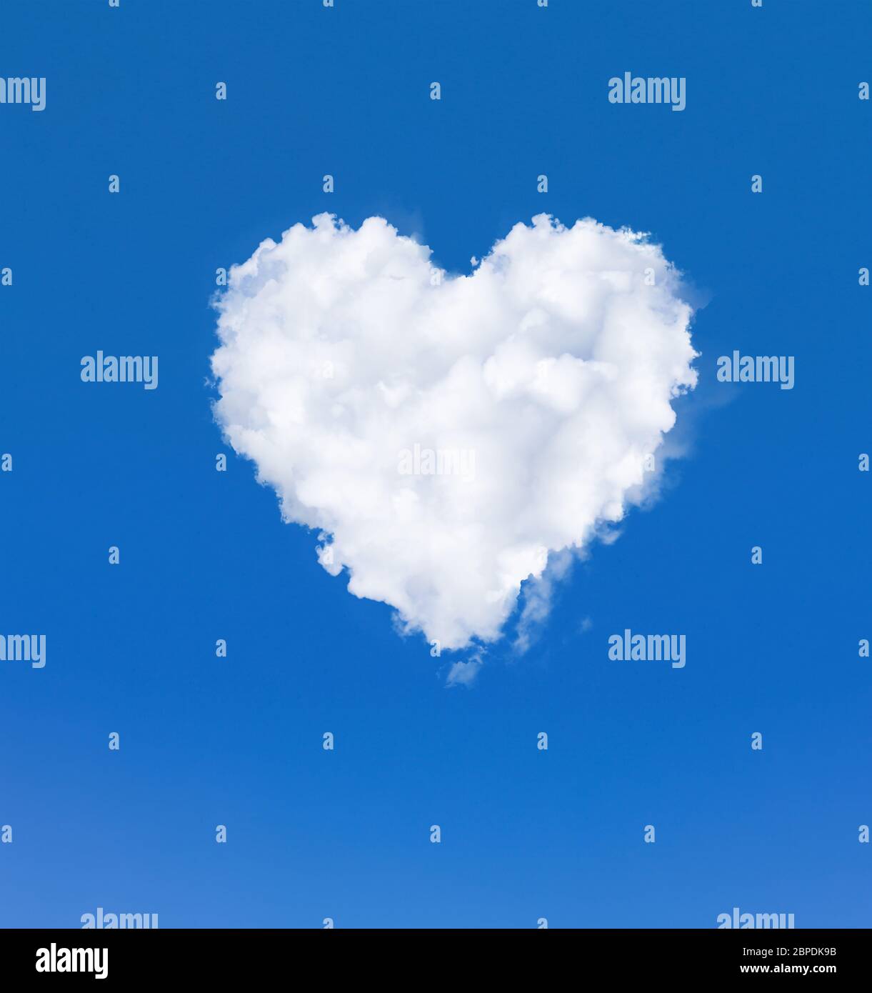 Herzförmige Wolke am Himmel. Eine weiße Wolke in einem blauen Himmel. Romantische Liebe und Gesundheit Symbol Stockfoto