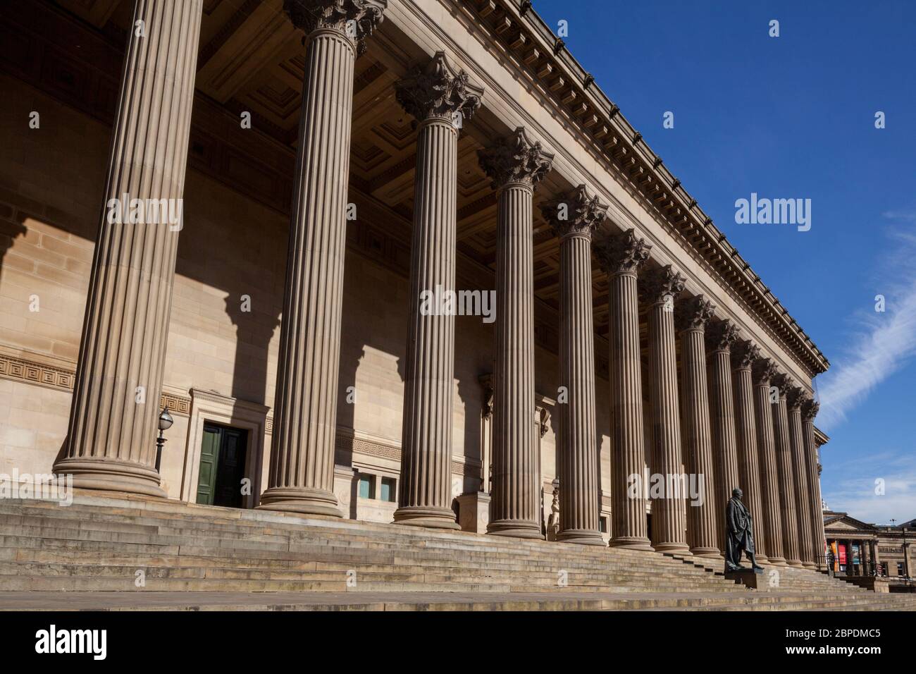 Die korinthischen Säulen der östlichen Fassade des Grades I zählten zum St George's Hall in Liverpool Stockfoto