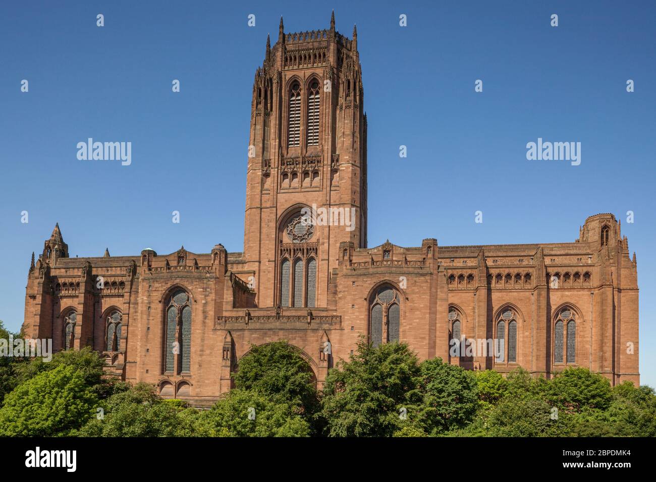 Östliche Seite der anglikanischen Kathedrale in Liverpool, England. Sie ist die fünftgrößte Kathedrale der Welt und wird offiziell als Liverpool Cathedral bezeichnet Stockfoto