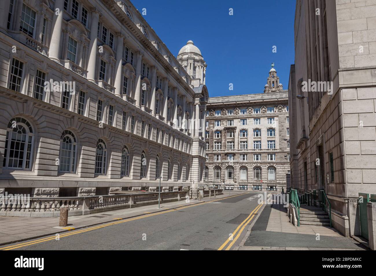 Georges Dock Way auf Mann Island, mit dem Hafengebäude von Liverpool auf der linken Seite und den Cunard- und Liver-Gebäuden im Hintergrund, in Liverpool Stockfoto