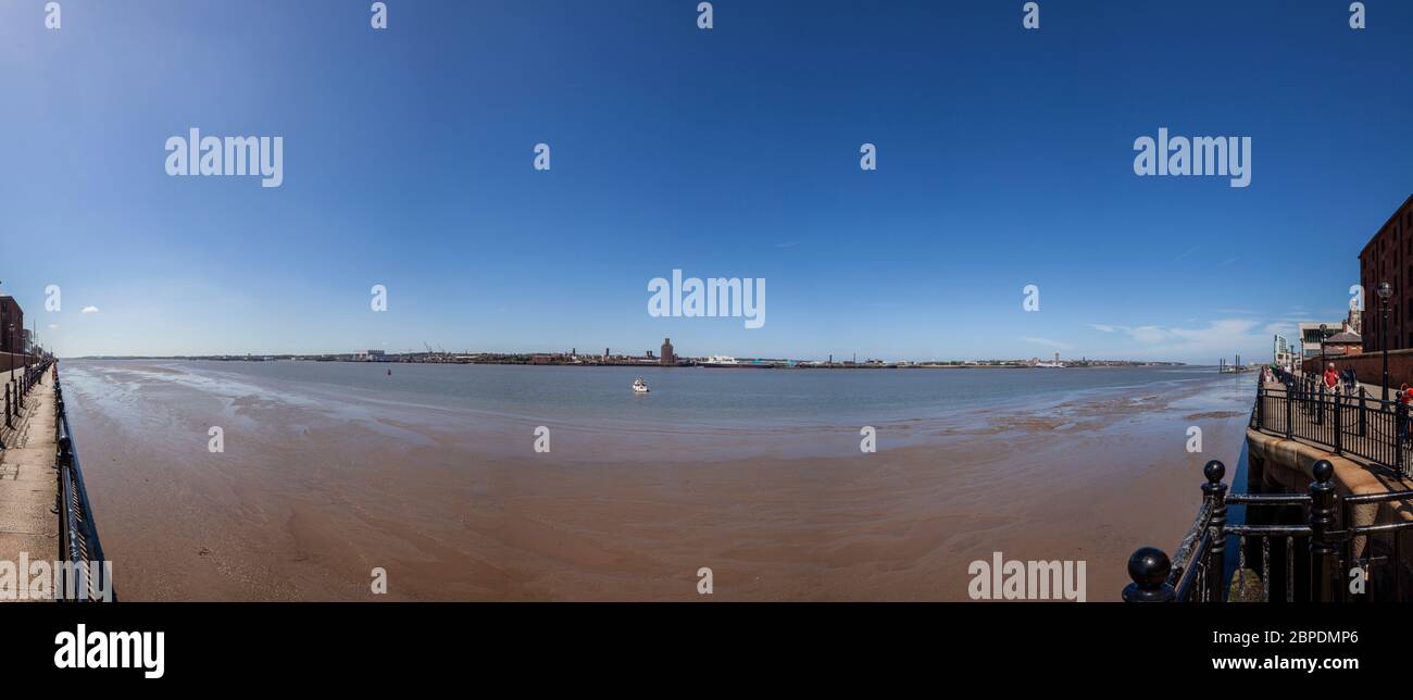 Ebbe auf dem Fluss Mersey, von der Liverpool Waterfront aus gesehen, mit Blick auf Birkenhead Stockfoto