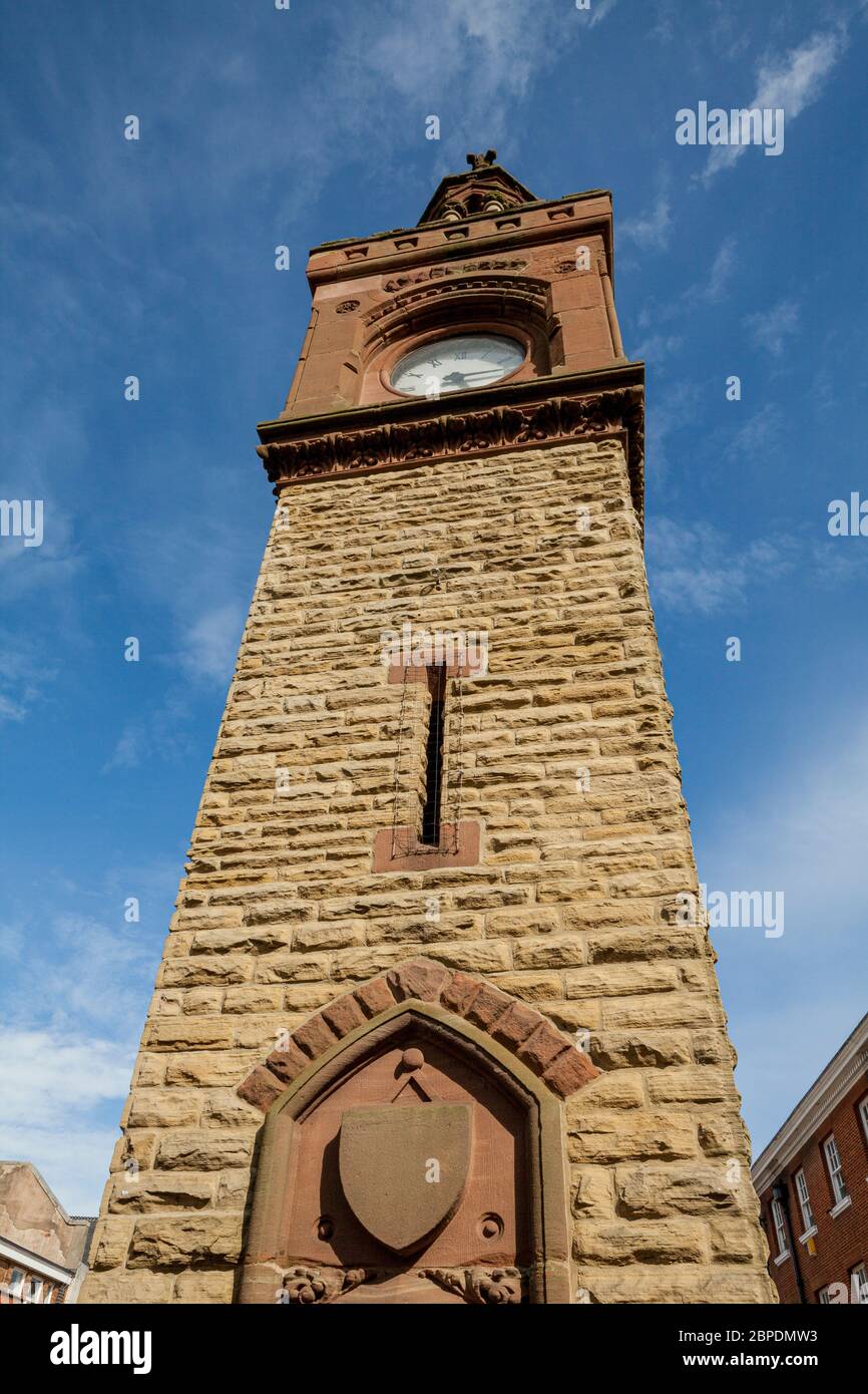 Der Uhrturm im Zentrum der Marktstadt Ormskirk in Lancashire, England Stockfoto